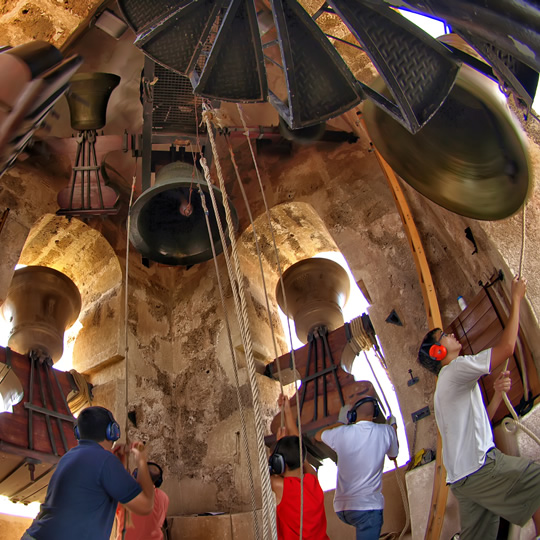 アルバイダにある鐘楼の内部で鐘を鳴らす鳴らし手たち