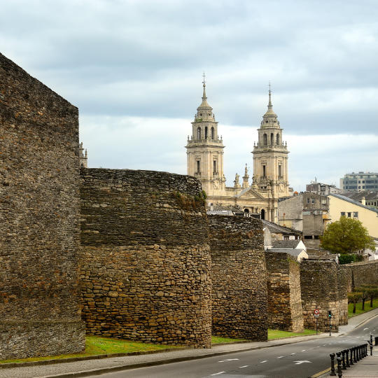Rzymskie mury na starówce obok katedry w Lugo, Galicja.