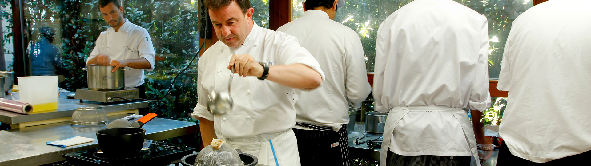 El chef español Martín Berasategui cocinando
