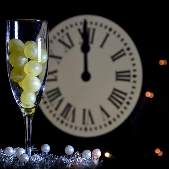 Glas mit zwölf Weintrauben in der Silvesternacht