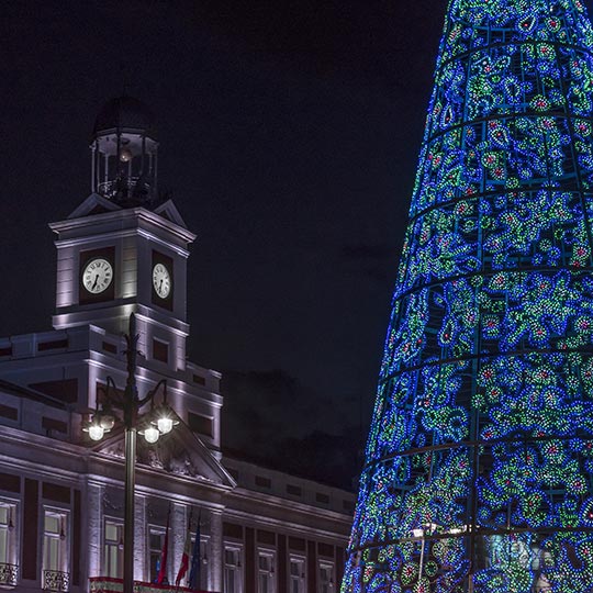 Teilansicht des Platzes Puerta del Sol mit beleuchtetem Weihnachtsbaum, Madrid