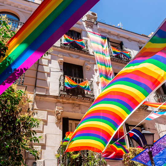 Detalle del barrio de Chueca decorado durante el Orgullo en Madrid, Comunidad de Madrid