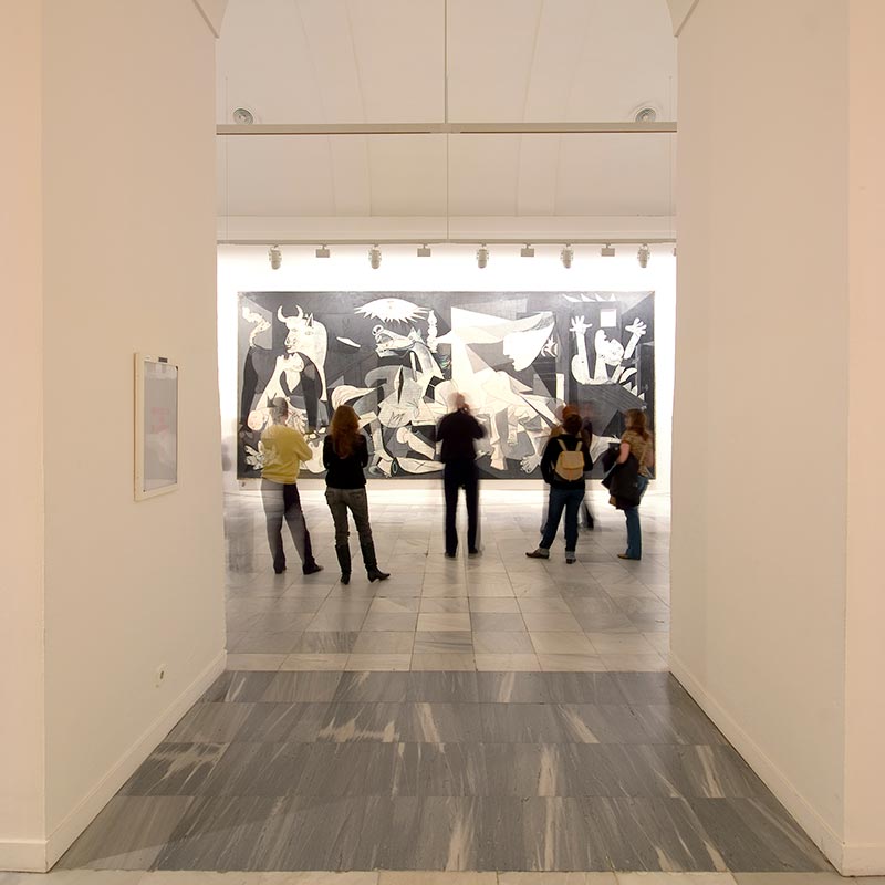 Besucher vor Guernica im Nationalmuseum Reina Sofía in Madrid