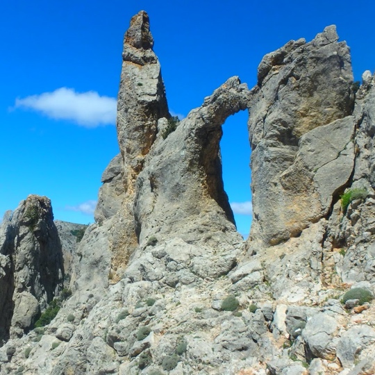 アルコ・デ・シヒスモンディ。ムルシア州にあるシエラ・エスプーニャの標高1,500メートル超の地点で見られる浸食された石