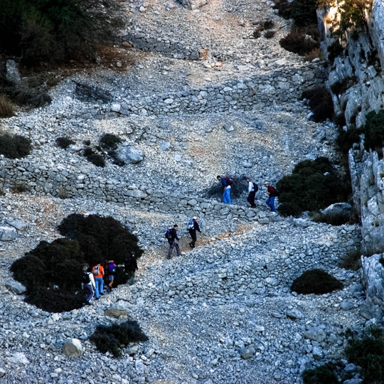 ムルシア州にあるシエラ・エスプーニャのセンダ・デル・カラコルを登るハイカーのグループ