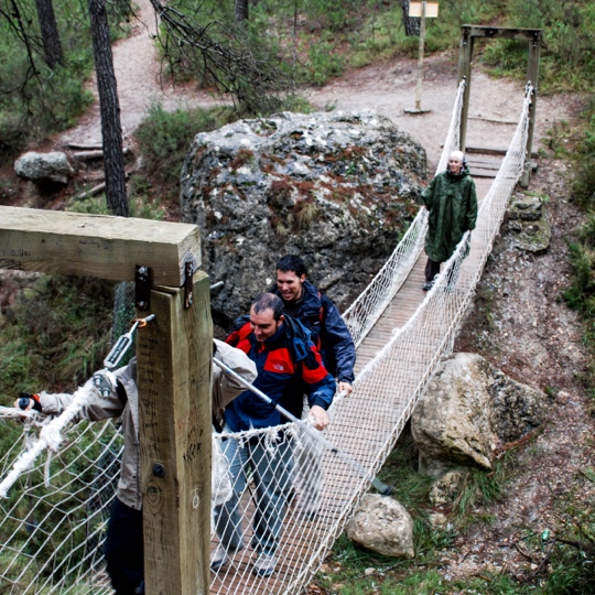 Excursionistas atravessando a ponte suspensa a caminho da Senda do Dinossauro, Múrcia