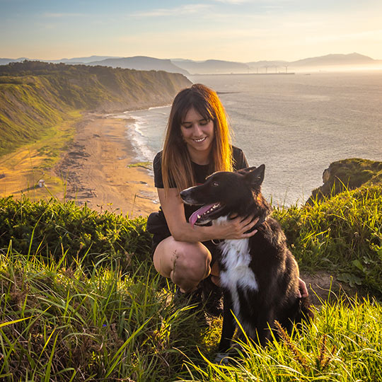バスク地方の海岸でペットを撫でる少女
