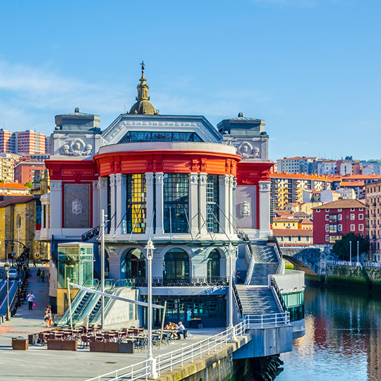 Widok na ulice i rzekę, które otaczają rynek Ribera w Bilbao