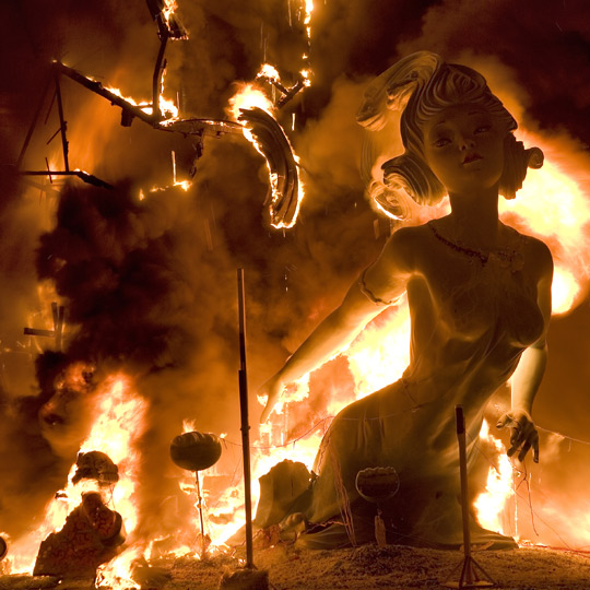 バレンシアの火祭りで燃える火