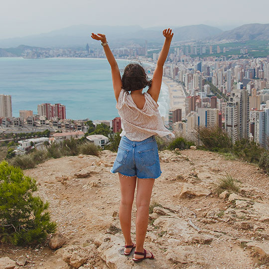 Tourist beim Betrachten der Aussicht auf die Stadt Benidorm, Alicante