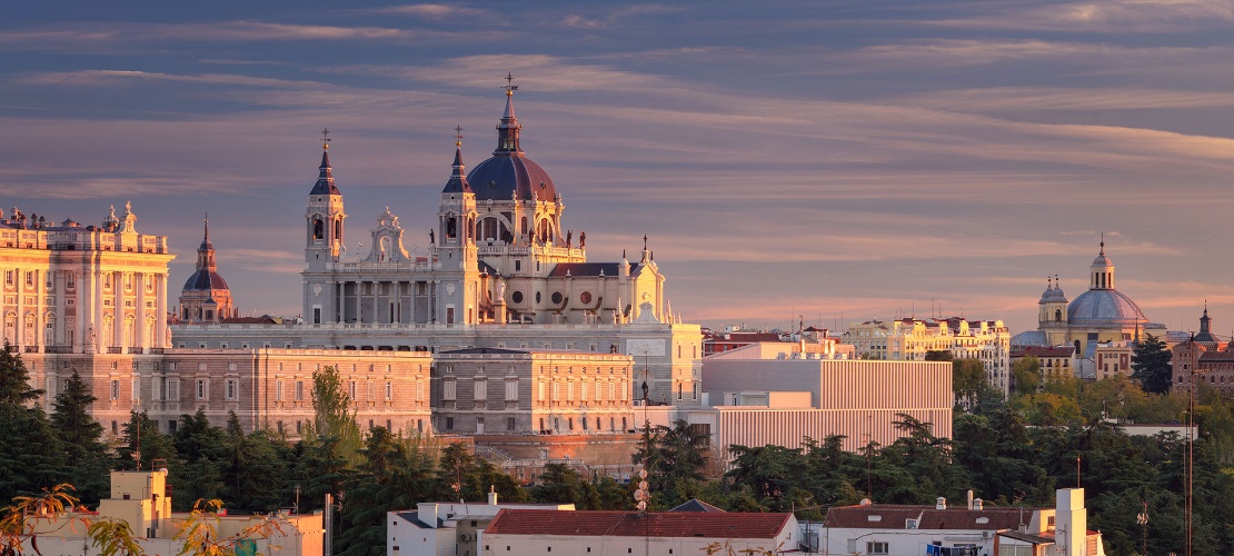 Ansichten von Madrid und der Almudena-Kathedrale, Madrid