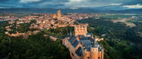 Vistas del Alcázar y la ciudad de Segovia en Castilla y León