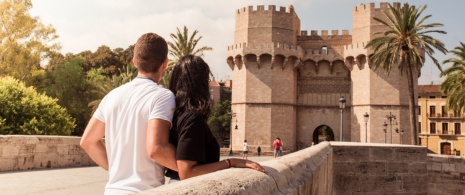 Touristes aux tours de Serranos à Valence