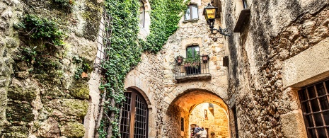 Typische Straßen in Pals, Girona