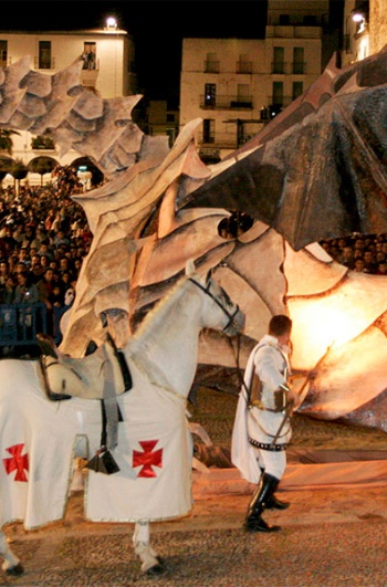 “Queima do dragão” na Plaza Mayor. Festa de San Jorge