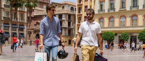 Des touristes font du shopping dans la vieille ville de Malaga, Andalousie