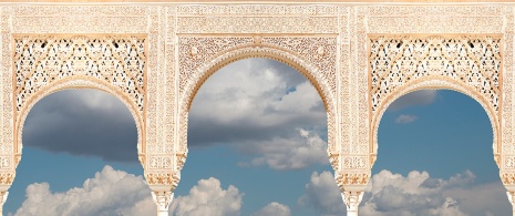 Widok szczegółu łuków Alhambry