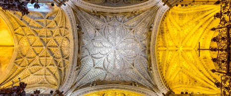 Vue de la voûte dans la cathédrale de Séville 