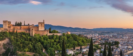 Vista desde el Mirador de San Nicolás de la Alhambra y la ciudad de Granada, Andalucía