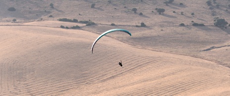 アンダルシア州カディス県のベヘール・デ・ラ・フロンテーラでハンググライダーを体験する観光客