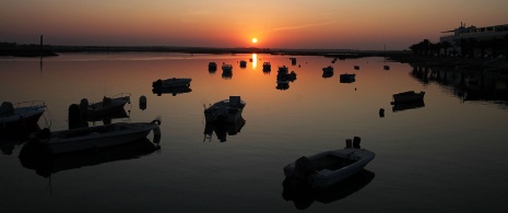 Wschód słońca nad plażami wyspy Cristina na Costa de la Luz, Huelva