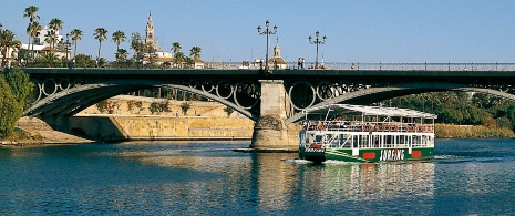 Boat crossing the Triana Bridge 