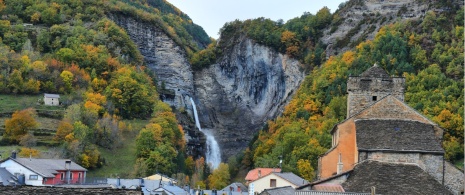 Vue de Broto, Huesca, avec la cascade du Sorrosal en arrière-plan
