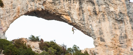 Un turista si arrampica sul Delfino di Rodellar, a Huesca (Aragona)