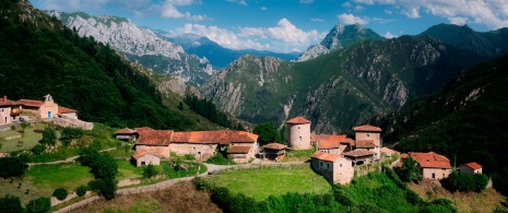 Blick auf das ländliche Dorf Bandujo, Asturien