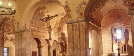 Interior da igreja de San Julián de Prados
