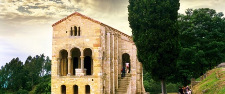 アストゥリアスの前ロマネスク様式のサンタ・マリア・デル・ナランコ教会