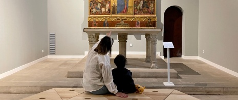 バレアレス諸島パルマ・デ・マヨルカにあるマヨルカ宗教芸術博物館にある作品を眺める観光客