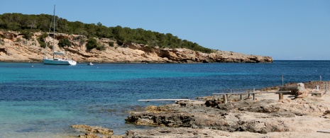 Cala Bassa, en Ibiza (Islas Baleares)