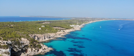Luftaufnahme des Camí de Sa Pujada de Es Calò auf Formentera, Balearische Inseln