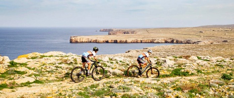 Radfahrer auf dem Camí de Cavalls auf Menorca, Balearen