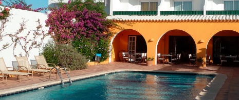 Pool in einem Hotel auf Menorca