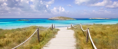 Vista da praia de Ses Illetes em Formentera, Ilhas Baleares