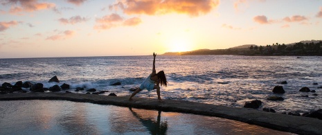 Séance de yoga sur la plage, voyages slow