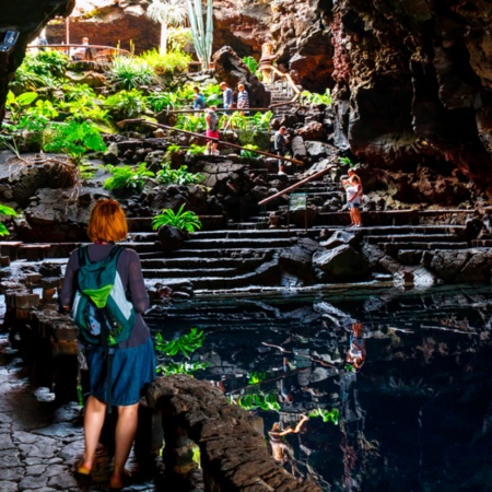 ランサロテ島のハメオス・デル・アグア洞窟を訪れた観光客