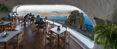  リオの展望台。ランサロテ島レストランと風景