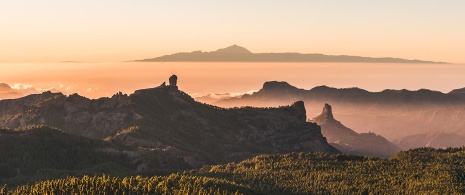 Vistas de Gran Canaria com a ilha de Tenerife ao fundo