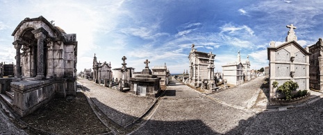 Панорамный вид на кладбище Сириего в Сантандере, Кантабрия