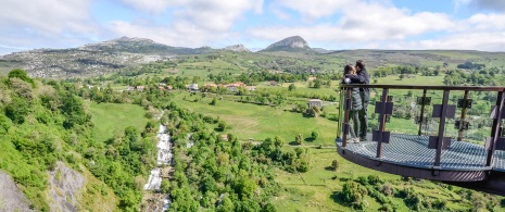 Des touristes contemplent la vue depuis le belvédère des cascades du Gándara
