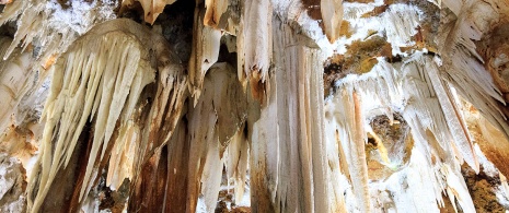 アビラ県アレナス・デ・サン・ペドロにあるアギラ洞窟