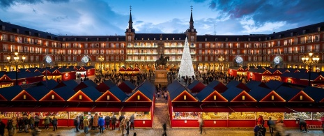 Рождественский рынок на площади Пласа-Майор в Мадриде, сообщество Мадрид