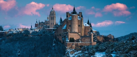 Blick auf den schneebedeckten Alkazar und die Kathedrale in Segovia, Kastilien-León
