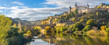 Vista del río Tajo y del Alcázar de Toledo, Castilla-La Mancha