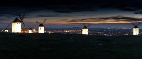 Abendlicher Blick auf die Windmühlen von Campo de Criptana in Ciudad Real, Kastilien-La Mancha