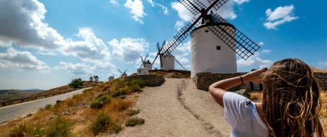 Junge Frau an den Windmühlen in Consuegra, Toledo (Kastilien-La Mancha) 