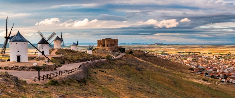 Vista del municipio y de los molinos de Consuegra en Toledo, Castilla-La Mancha